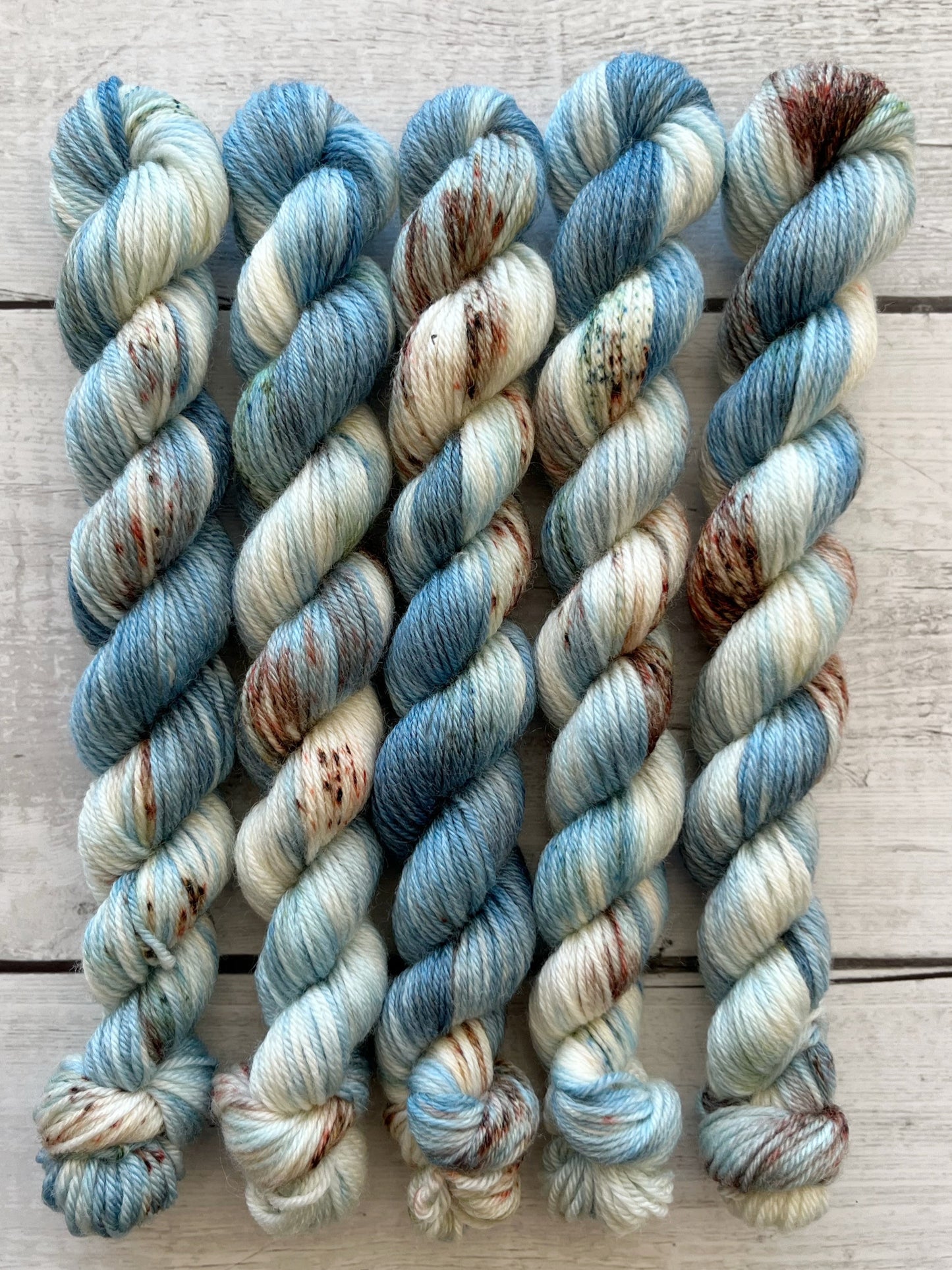 Håndfarvet garn i Mini Merino Bamboo. Håndfarvet minifed Merino Bamboo er farvet med smukke nuancer af blå, grøn og brun