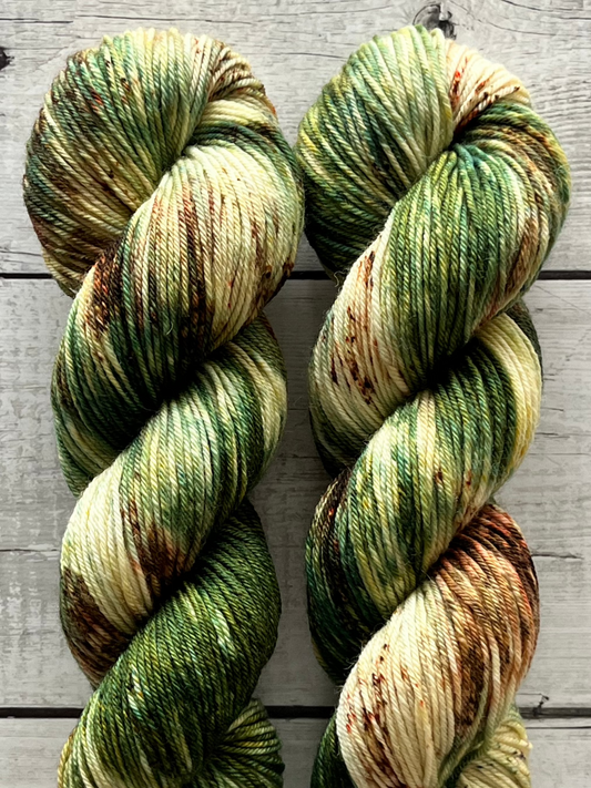 Håndfarvet garn i Bluefaced Leicester uld. Dette håndfarvede BFL er farvet med smukke nuancer af mørkegrøn og brun