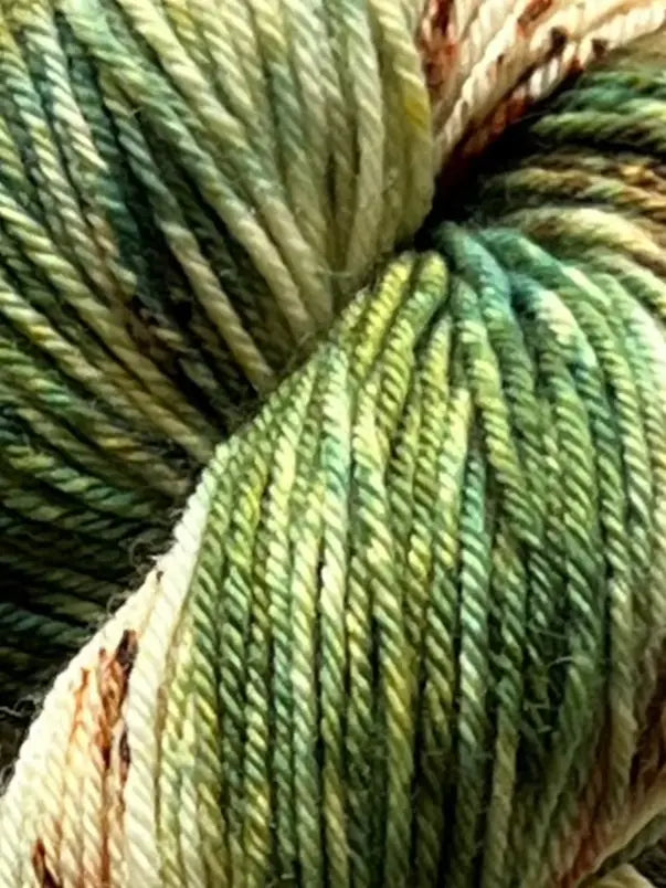 Håndfarvet garn i Bluefaced Leicester uld. Dette håndfarvede BFL er farvet med smukke nuancer af mørkegrøn og brun