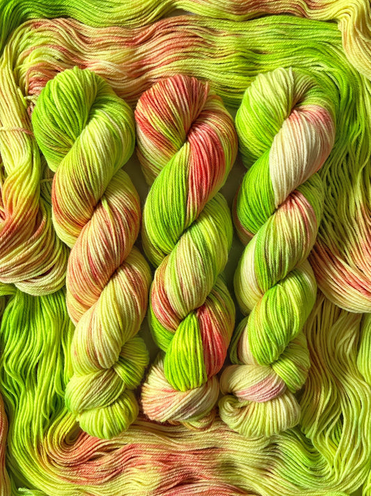 Håndfarvet garn i bluefaced leister uld. Dette håndfarvede bfl garn er farvet med smukke nuancer af neon grøn og coral rosa