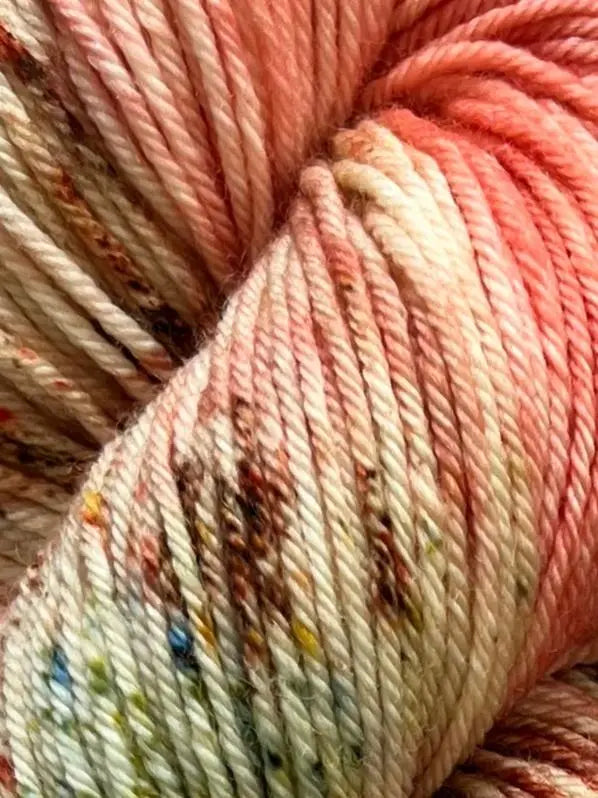 Håndfarvet garn i bluefaced leicester uld. Dette håndfarvede bfl garn er farvet med smukke nuancer af coral rosa, grøn og brun