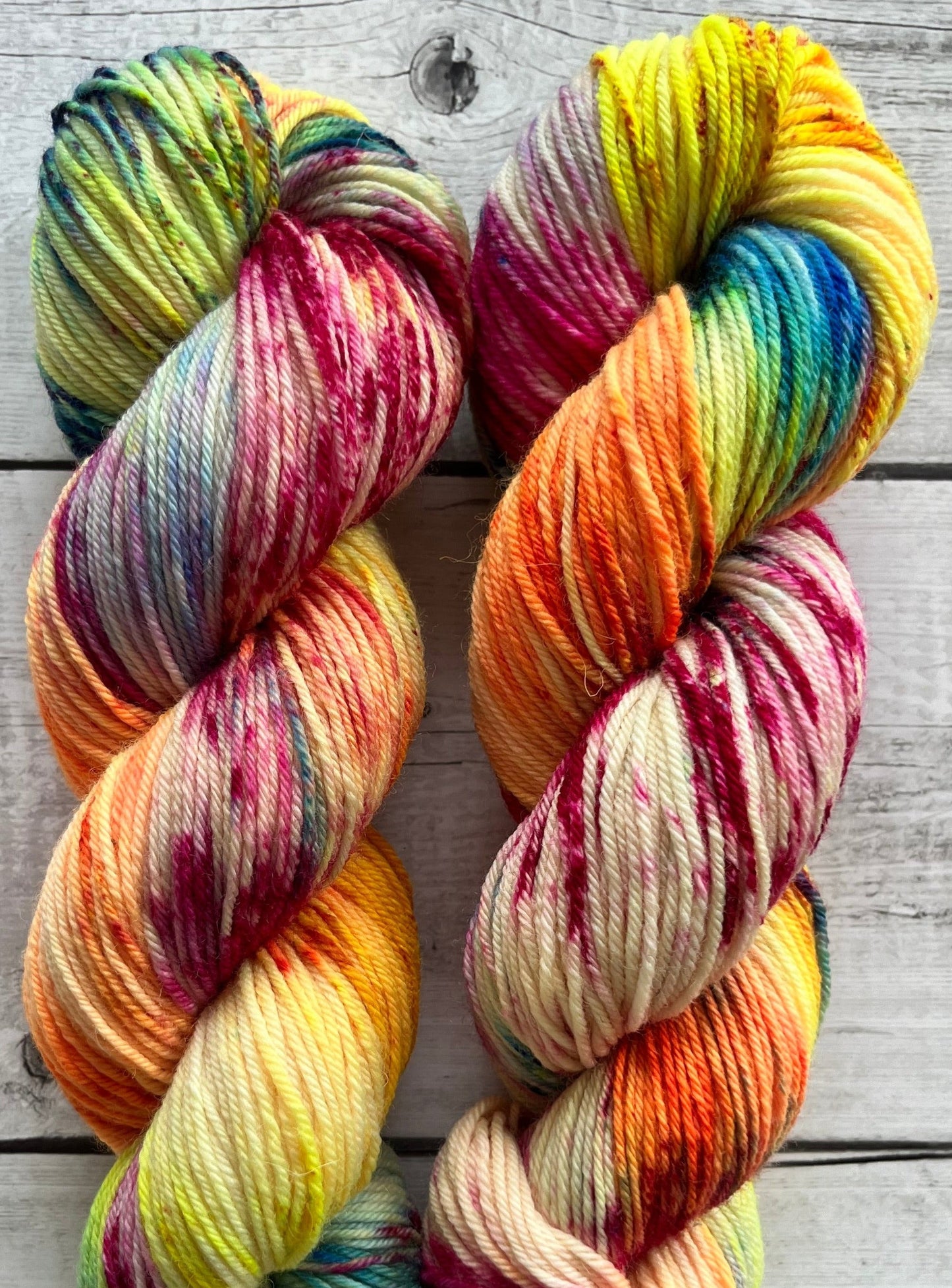Håndfarvet garn i bluefaced leister uld. Dette håndfarvede bfl garn er farvet med smukke nuancer af pink, blå, gul, grøn, orange og lilla