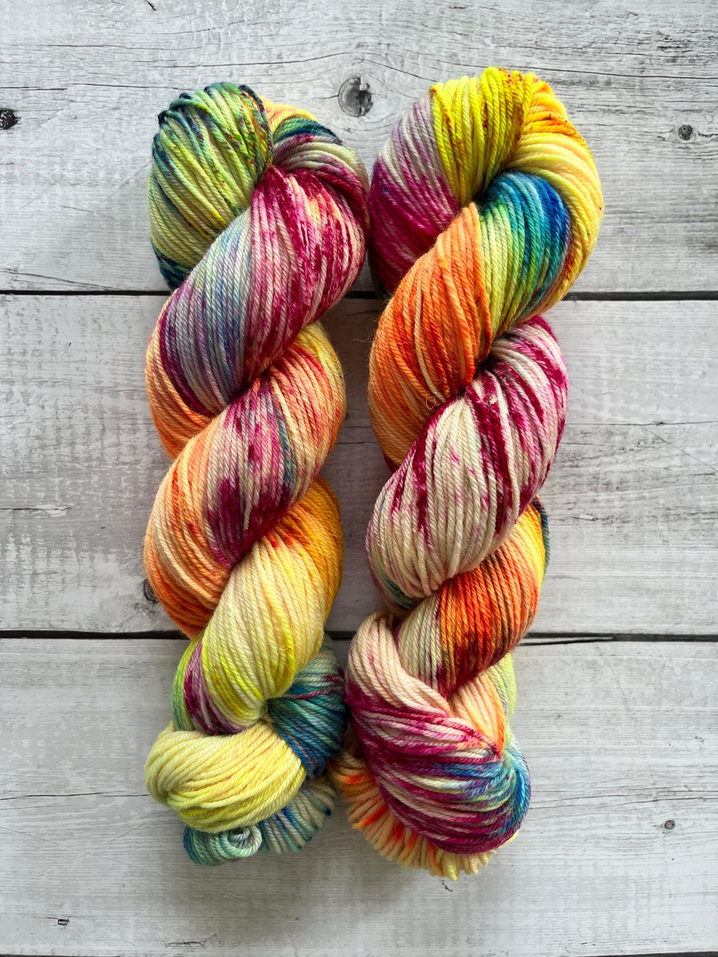 Håndfarvet garn i bluefaced leister uld. Dette håndfarvede bfl garn er farvet med smukke nuancer af pink, blå, gul, grøn, orange og lilla
