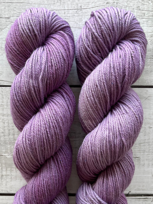 Håndfarvet garn Bluefaced Leicester, Lilac. lilla garn