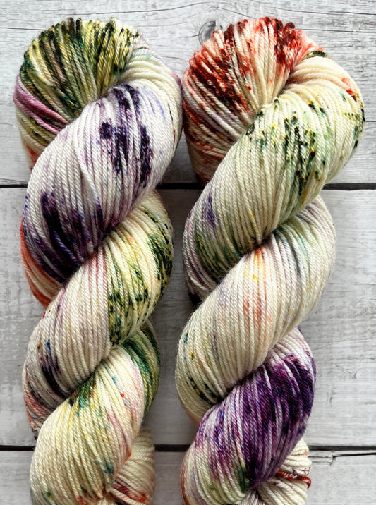 Håndfarvet garn i bluefaced leister uld. Dette håndfarvede bfl garn er farvet med smukke nuancer af lilla, grøn, gul og orange rød