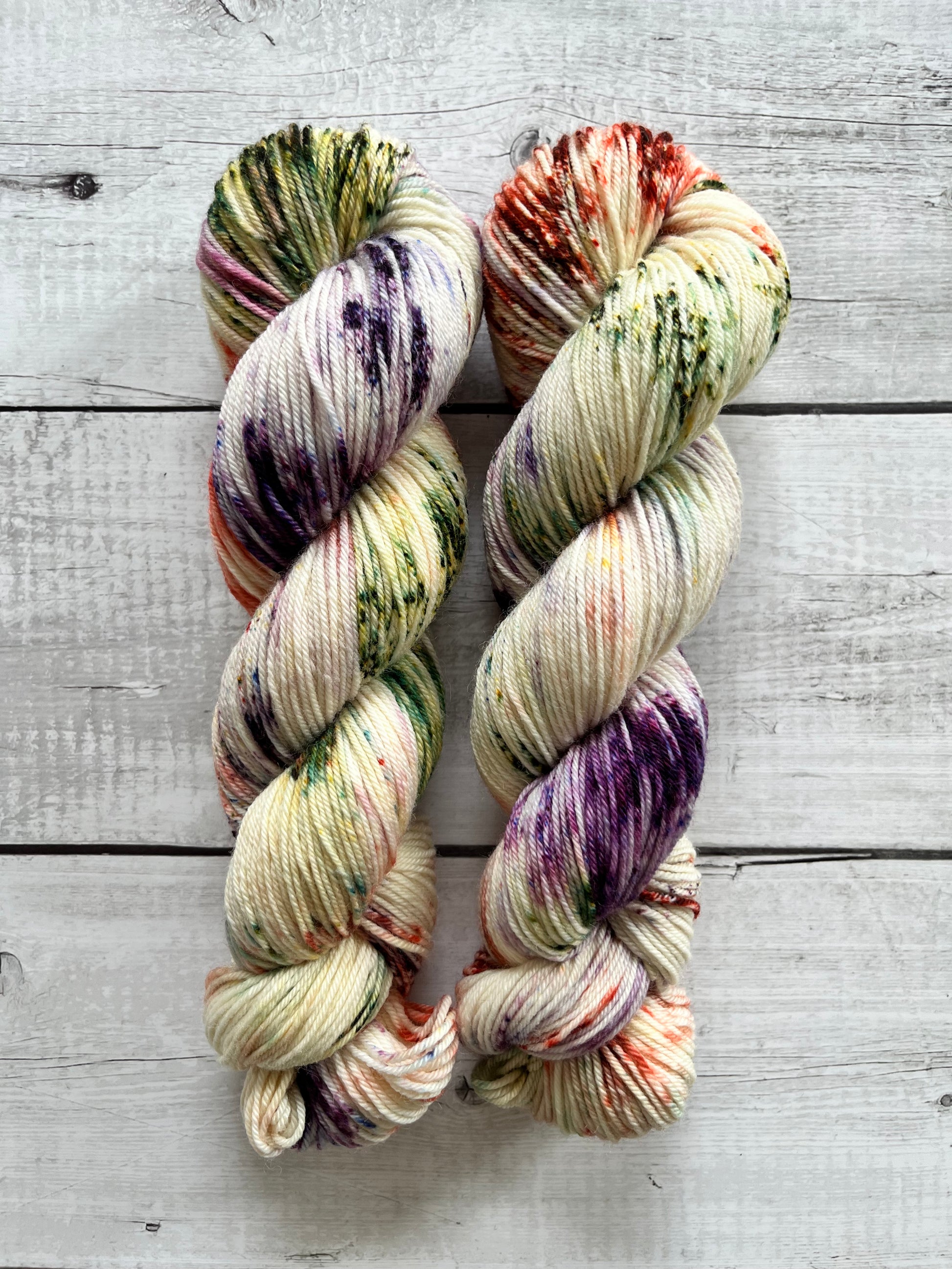 Håndfarvet garn i bluefaced leister uld. Dette håndfarvede bfl garn er farvet med smukke nuancer af lilla, grøn, gul og orange rød
