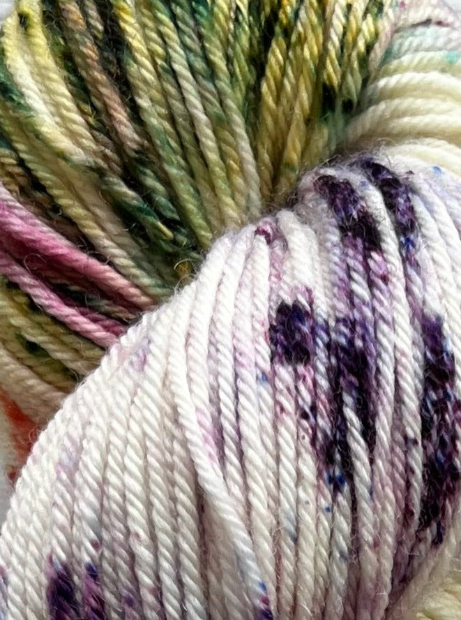 Håndfarvet garn i bluefaced leister uld. Dette håndfarvede bfl garn er farvet med smukke nuancer af lilla, grøn, gul og orange rød