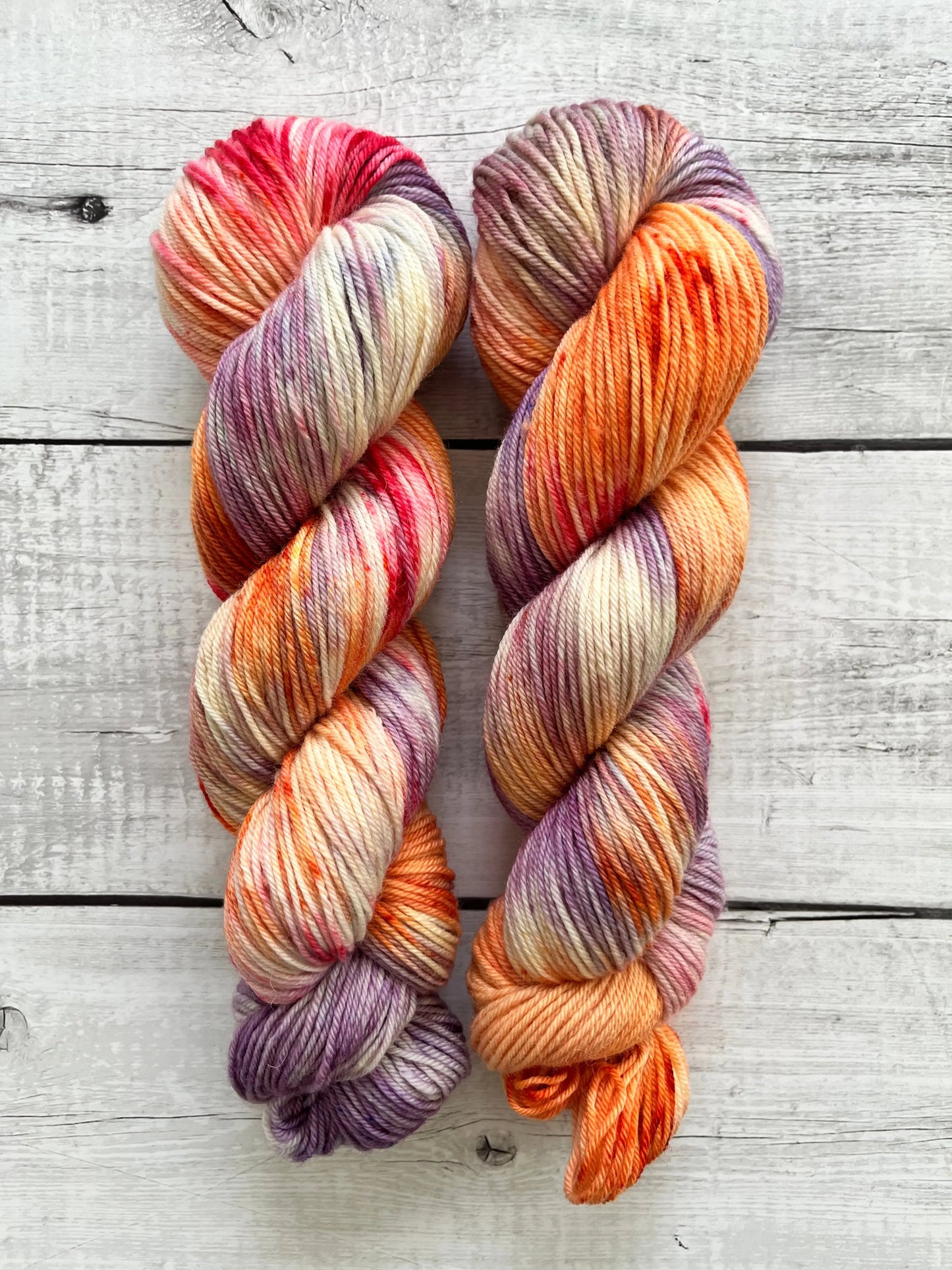 Håndfarvet garn i bluefaced leicester uld. Dette håndfarvede bfl garn er farvet med smukke nuancer af lilla, pink og orange