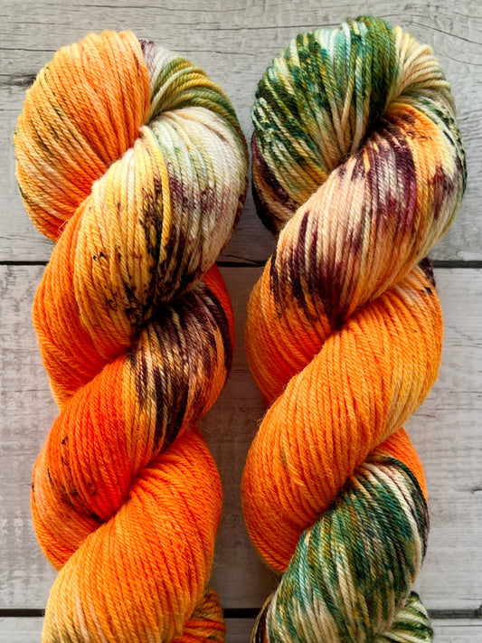 Håndfarvet garn i bluefaced leister uld. Dette håndfarvede bfl garn er farvet med smukke nuancer af orange, grøn og mørk lilla