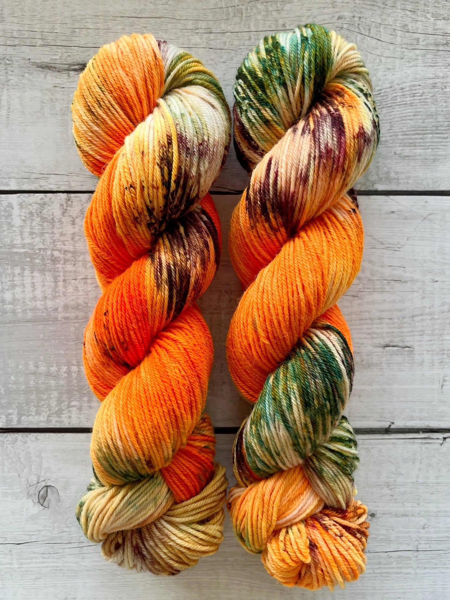 Håndfarvet garn i bluefaced leister uld. Dette håndfarvede bfl garn er farvet med smukke nuancer af orange, grøn og mørk lilla