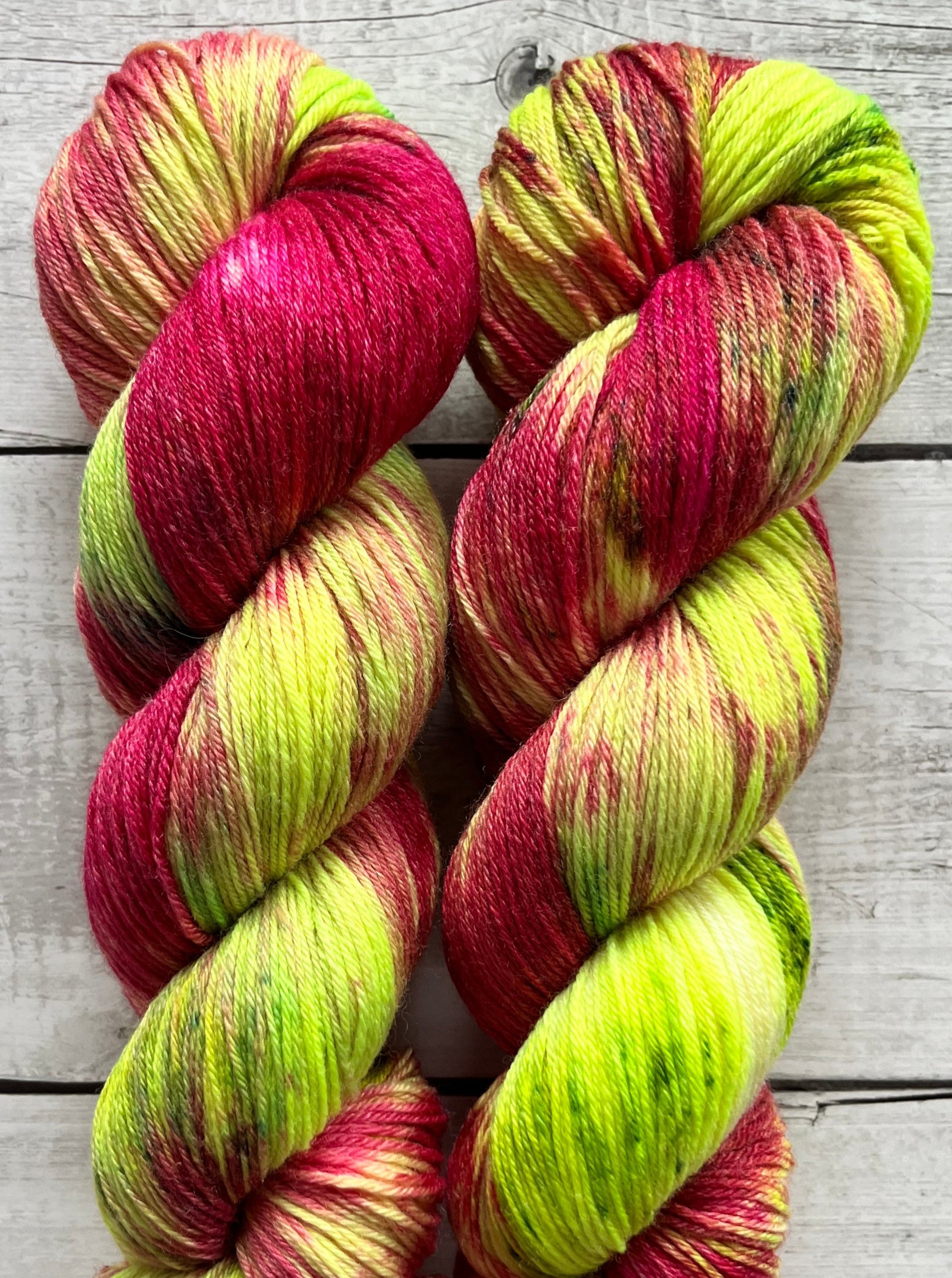 Håndfarvet garn i Merino Bamboo uld. Dette håndfarvede strømpegarn er farvet med smukke nuancer af pink og neon grøn