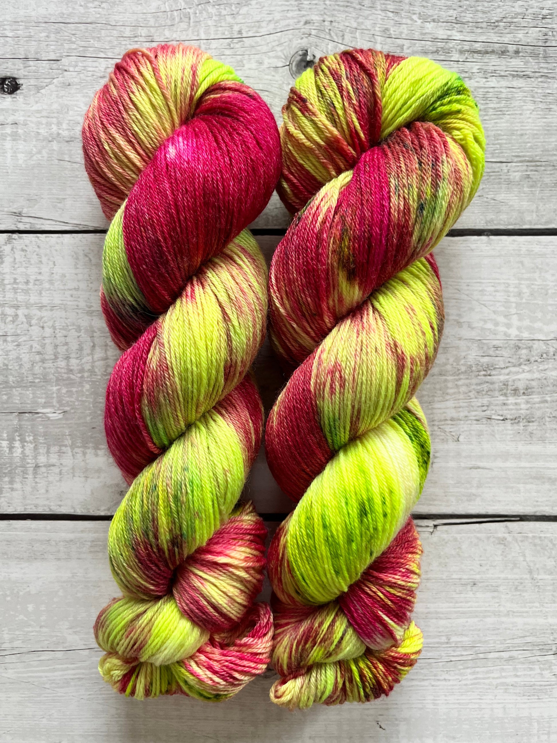 Håndfarvet garn i Merino Bamboo uld. Dette håndfarvede strømpegarn er farvet med smukke nuancer af pink og neon grøn