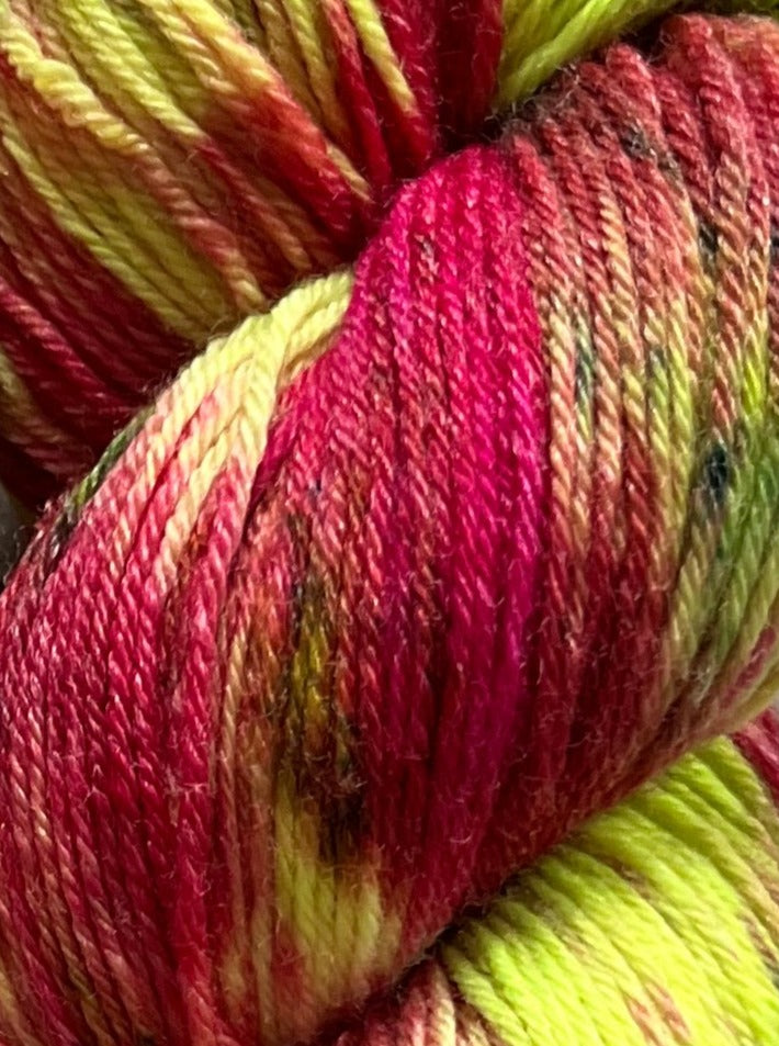 Håndfarvet garn i Merino Bamboo uld. Dette håndfarvede strømpegarn er farvet med smukke nuancer af pink og neon grøn