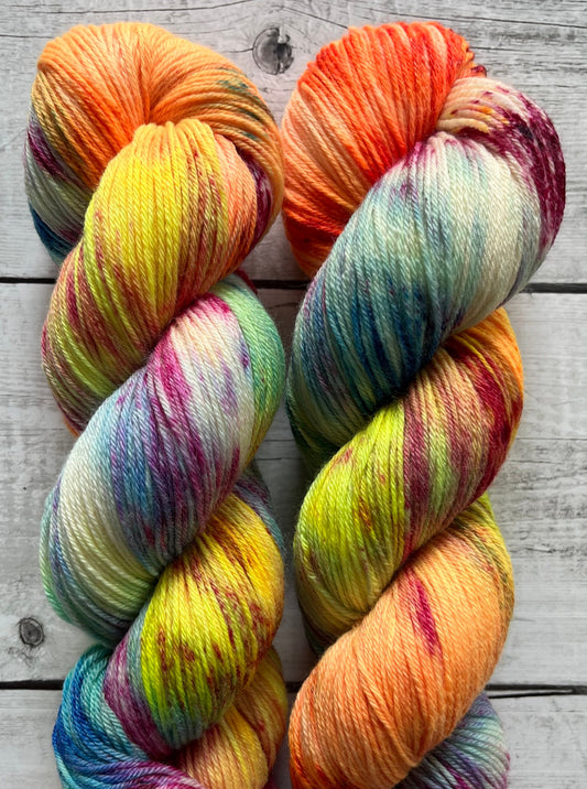 Håndfarvet garn i Merino Bamboo uld. Dette håndfarvede strømpegarn er farvet med smukke nuancer af orange, blå, pink, grøn og gul