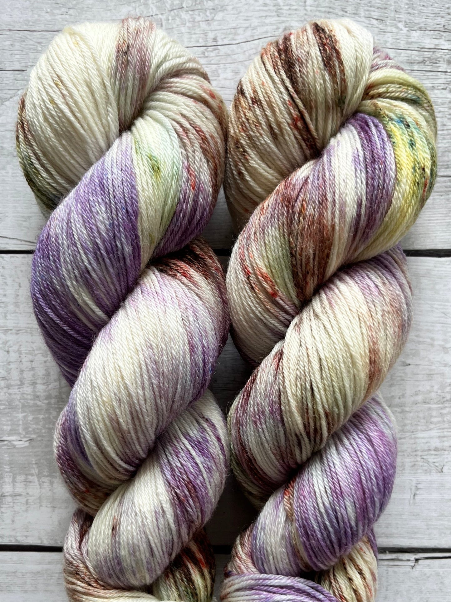 Håndfarvet garn i Merino Bamboo uld. Dette håndfarvede strømpegarn er farvet med smukke nuancer af lilla, grøn og brun