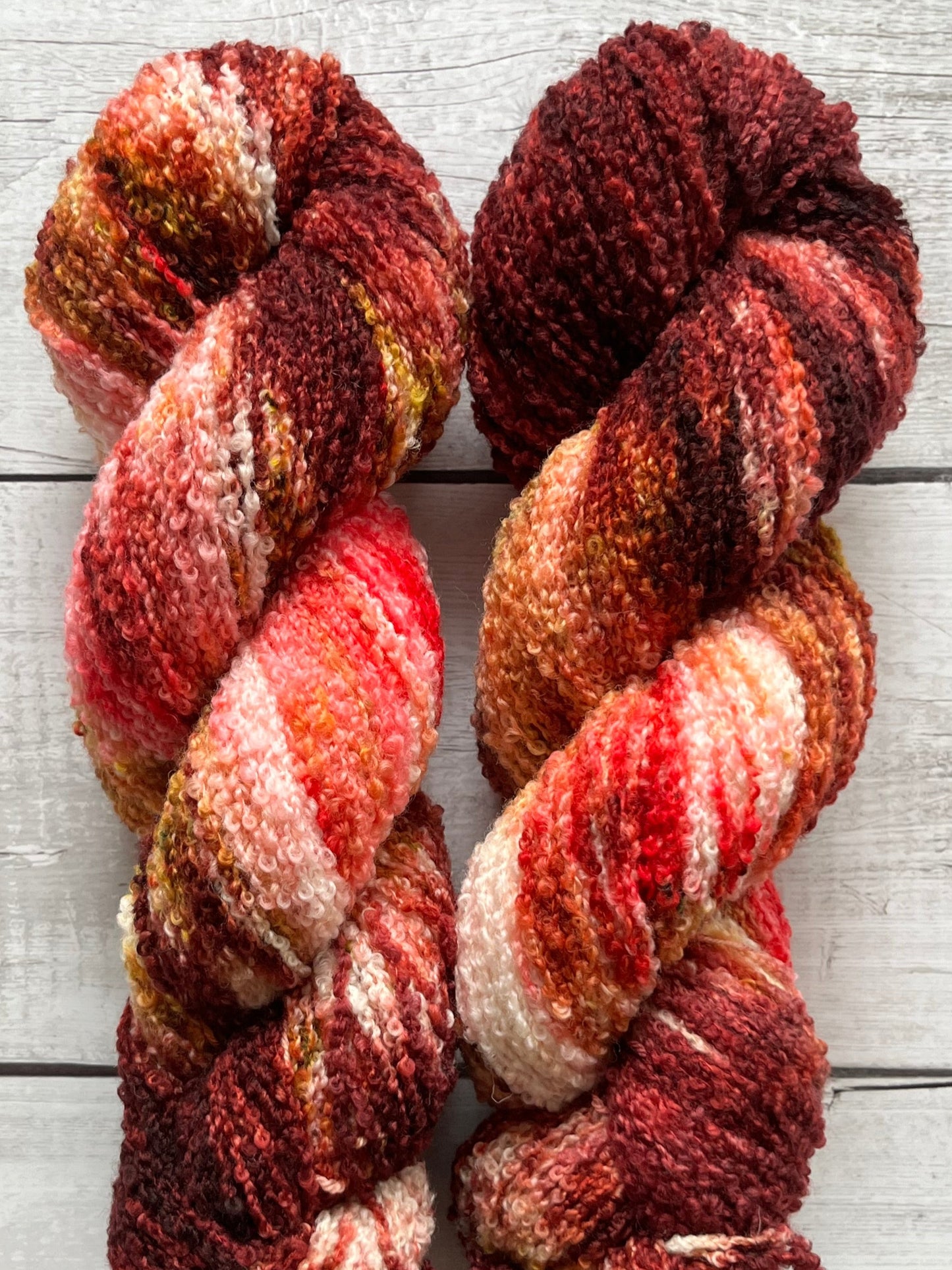Håndfarvet garn i Merino Bouclé uld. Dette håndfarvede Merino Bouclé er farvet med smukke nuancer af bordeaux, pink og gylden brun
