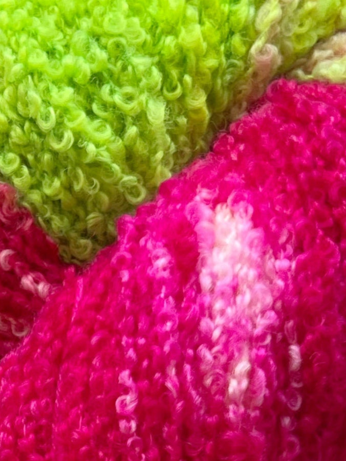 Håndfarvet garn i Merino Bouclé uld. Dette håndfarvede Merino Bouclé er farvet med smukke nuancer af pink og neon grøn