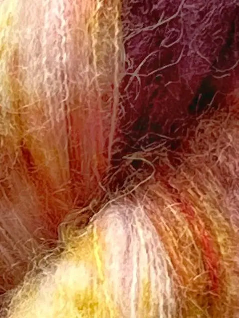 Håndfarvet Suri Alpaca Silk er den blødeste følgetråd, og et godt alternativ til mohair. Håndfarvet garn i alpakka og silke. Garnet er håndfarvet i smukke nuancer af bordeaux, pink og gylden brun