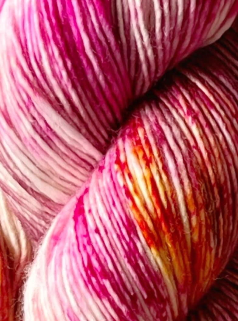 Håndfarvet Single Merino strikkes på pind 3. Meget blødt håndfarvet garn til babystrik og børnestrik. Dette bløde og luftige garn er håndfarvet i smukke nuancer af pink, mørk rosa og gul