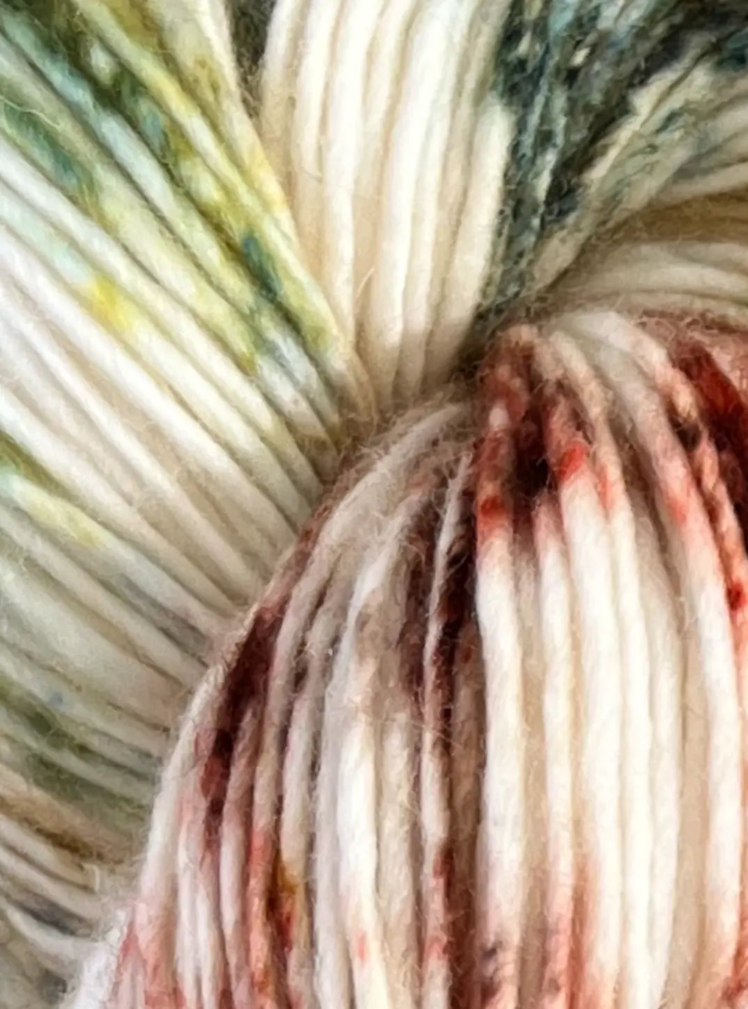 Håndfarvet Single Merino DK strikkes på pind 4. Meget blødt håndfarvet garn til babystrik og børnestrik. Dette bløde og luftige garn er håndfarvet i smukke nuancer af grøn, brun og coral rosa