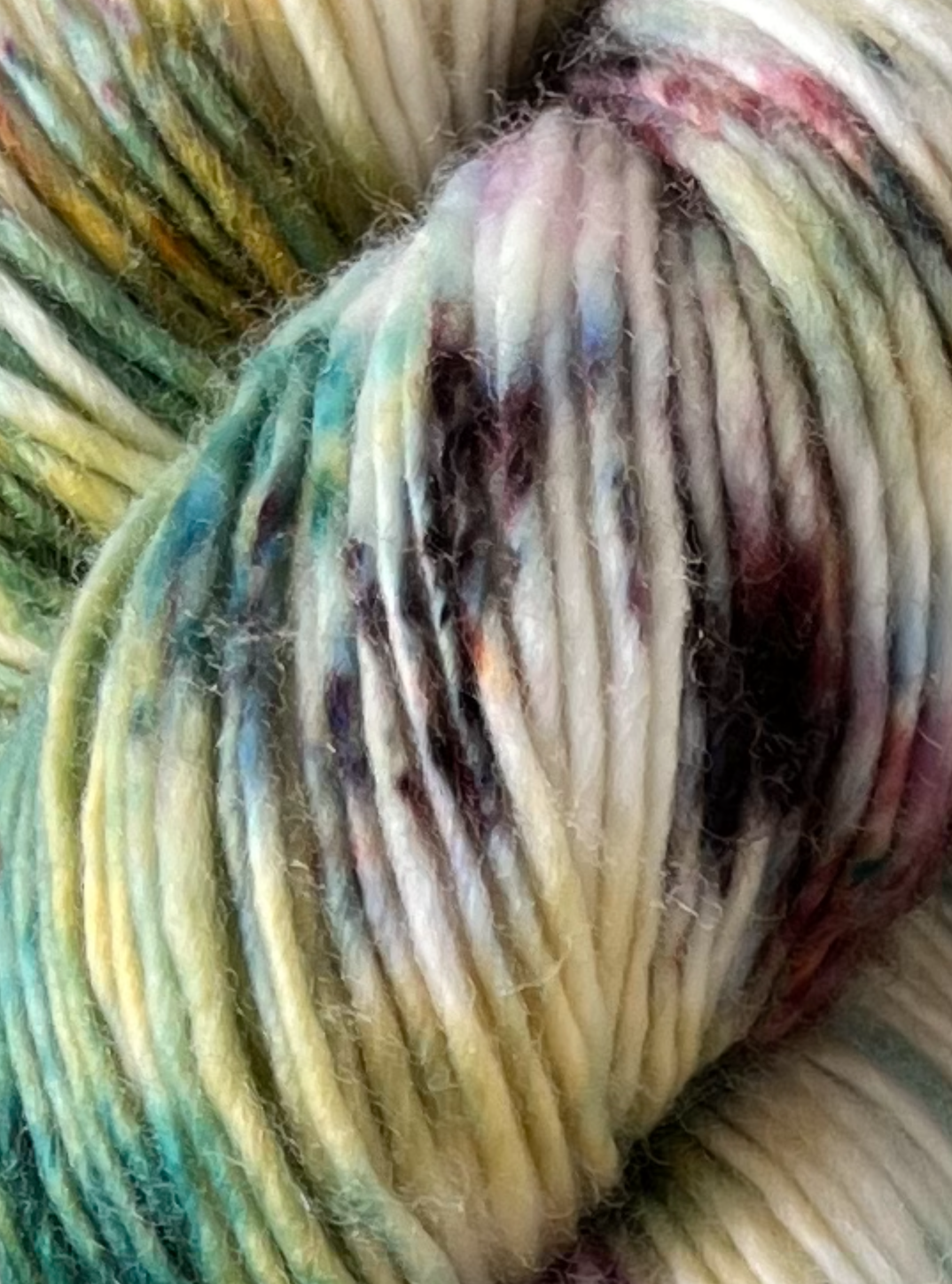 Håndfarvet Single Merino DK strikkes på pind 4. Meget blødt håndfarvet garn til babystrik og børnestrik. Dette bløde og luftige garn er håndfarvet i smukke nuancer af lilla, grøn og gul