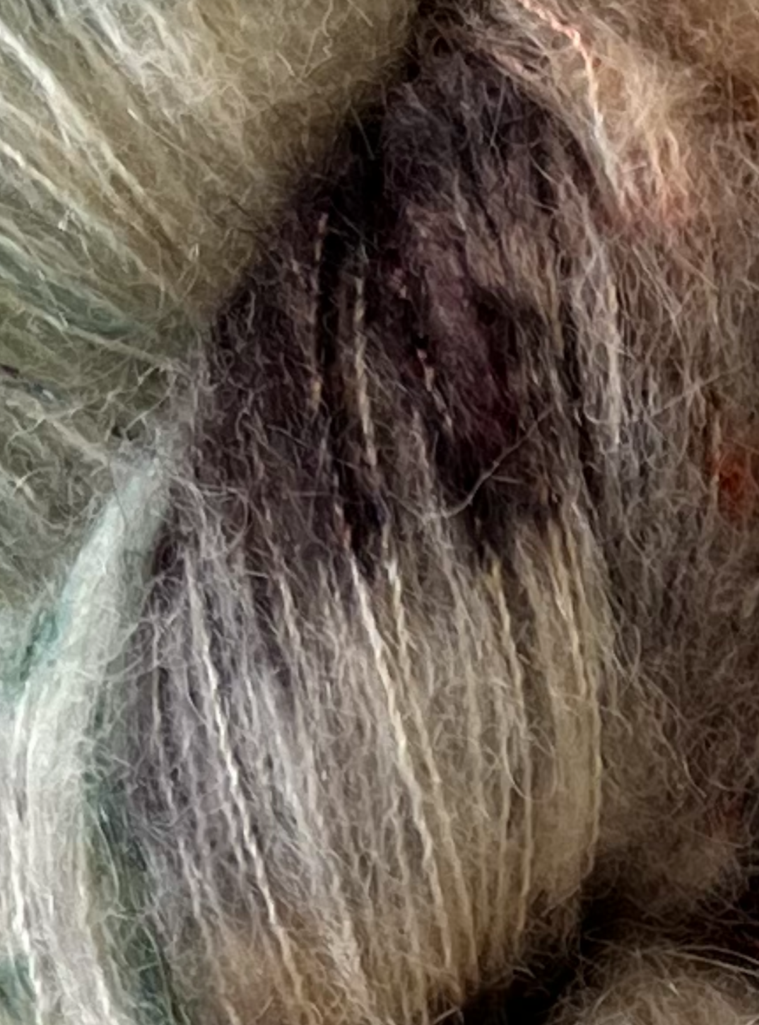 Håndfarvet Suri Alpaca Silk er den blødeste følgetråd, og et godt alternativ til mohair. Håndfarvet garn i alpakka og silke. Garnet er håndfarvet i smukke nuancer af lilla, grøn, blå og brun