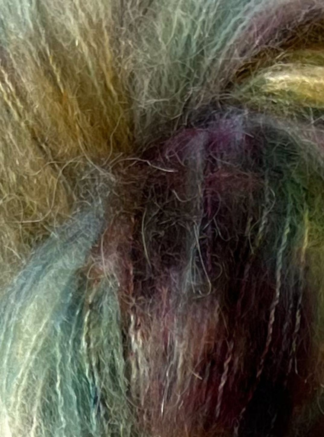 Håndfarvet Suri Alpaca Silk er den blødeste følgetråd, og et godt alternativ til mohair. Håndfarvet garn i alpakka og silke. Garnet er håndfarvet i smukke nuancer af lilla, grøn og gul