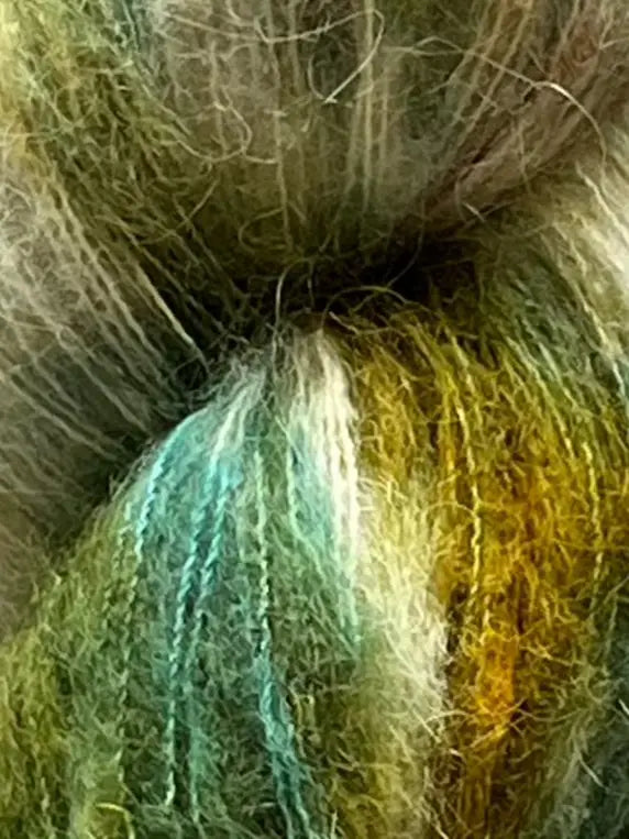 Håndfarvet garn i Suri Alpaca Silk. Dette håndfarvede Suri Alpaca Silk er farvet med smukke nuancer af mørkegrøn og brun