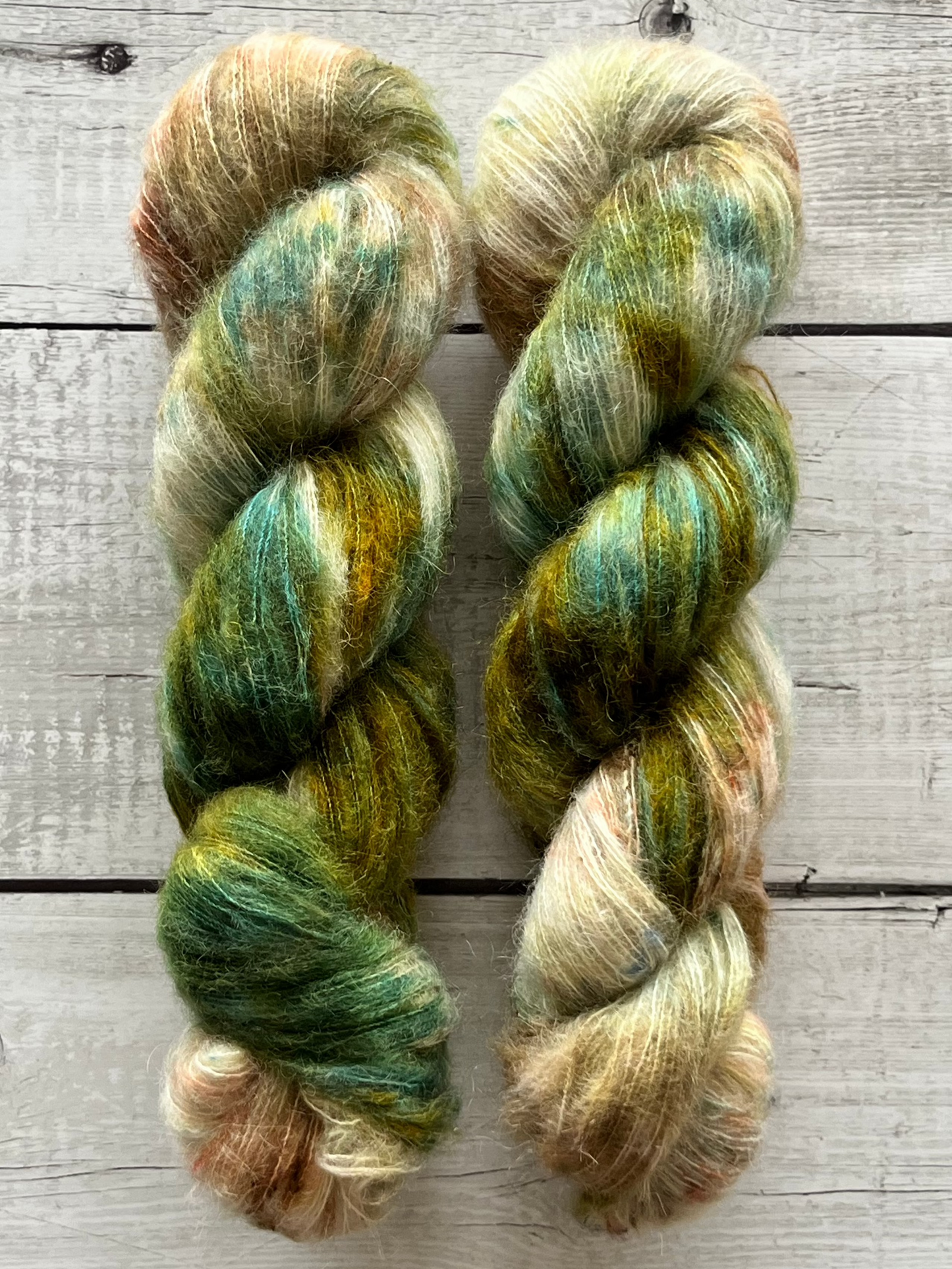 Håndfarvet garn i Suri Alpaca Silk. Dette håndfarvede Suri Alpaca Silk er farvet med smukke nuancer af mørkegrøn og brun