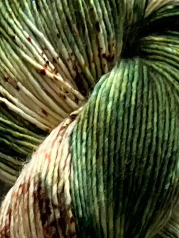 Håndfarvet garn i Single Merino. Dette håndfarvede Single Merino er farvet med smukke nuancer af mørkegrøn og brun