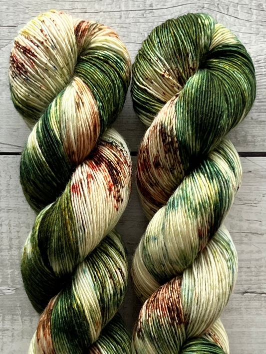 Håndfarvet garn i Single Merino. Dette håndfarvede Single Merino er farvet med smukke nuancer af mørkegrøn og brun