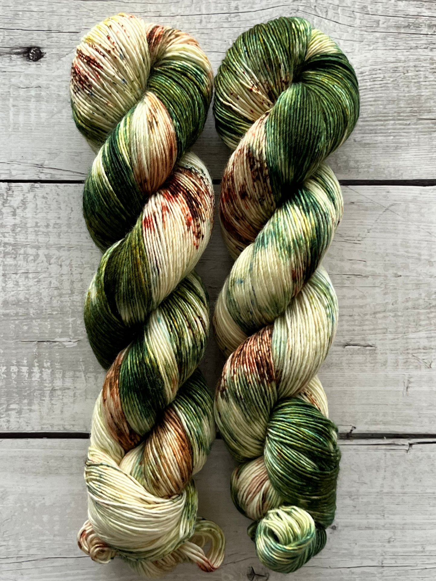 Håndfarvet garn i Single Merino. Dette håndfarvede Single Merino er farvet med smukke nuancer af mørkegrøn og brun