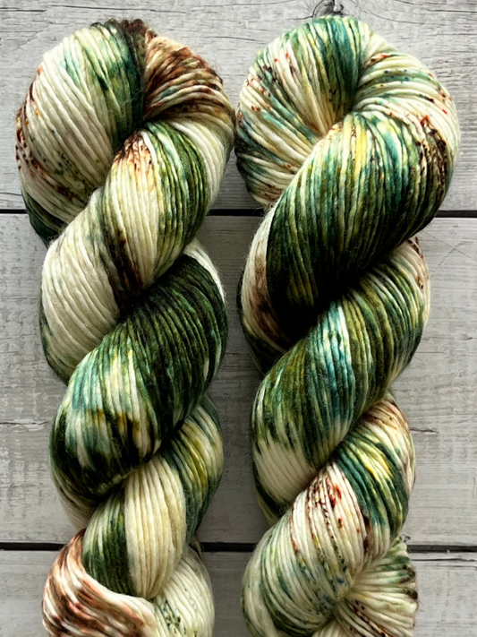 Håndfarvet garn i Single Merino DK. Dette håndfarvede Single Merino DK er farvet med smukke nuancer af mørkegrøn og brun