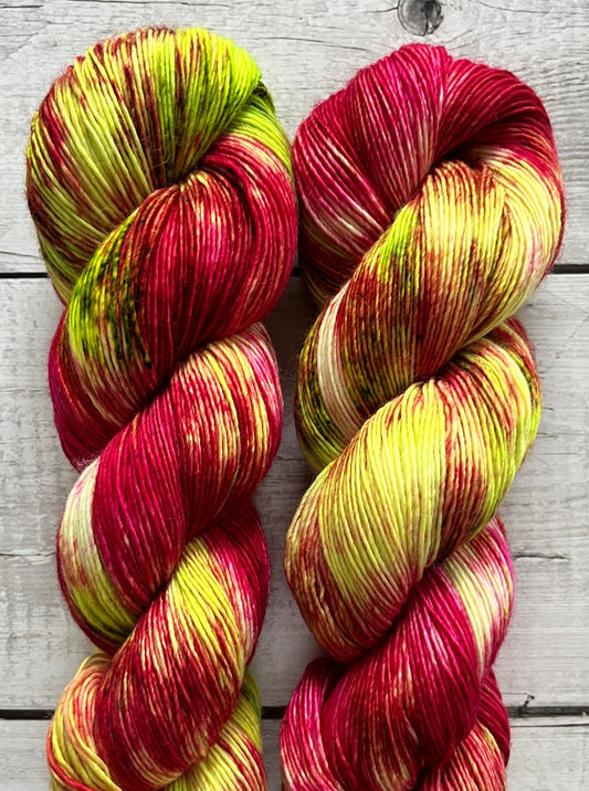 Håndfarvet Single Merino strikkes på pind 3. Meget blødt håndfarvet garn til babystrik og børnestrik. Dette bløde og luftige garn er håndfarvet i smukke nuancer af mørk pink og neon grøn