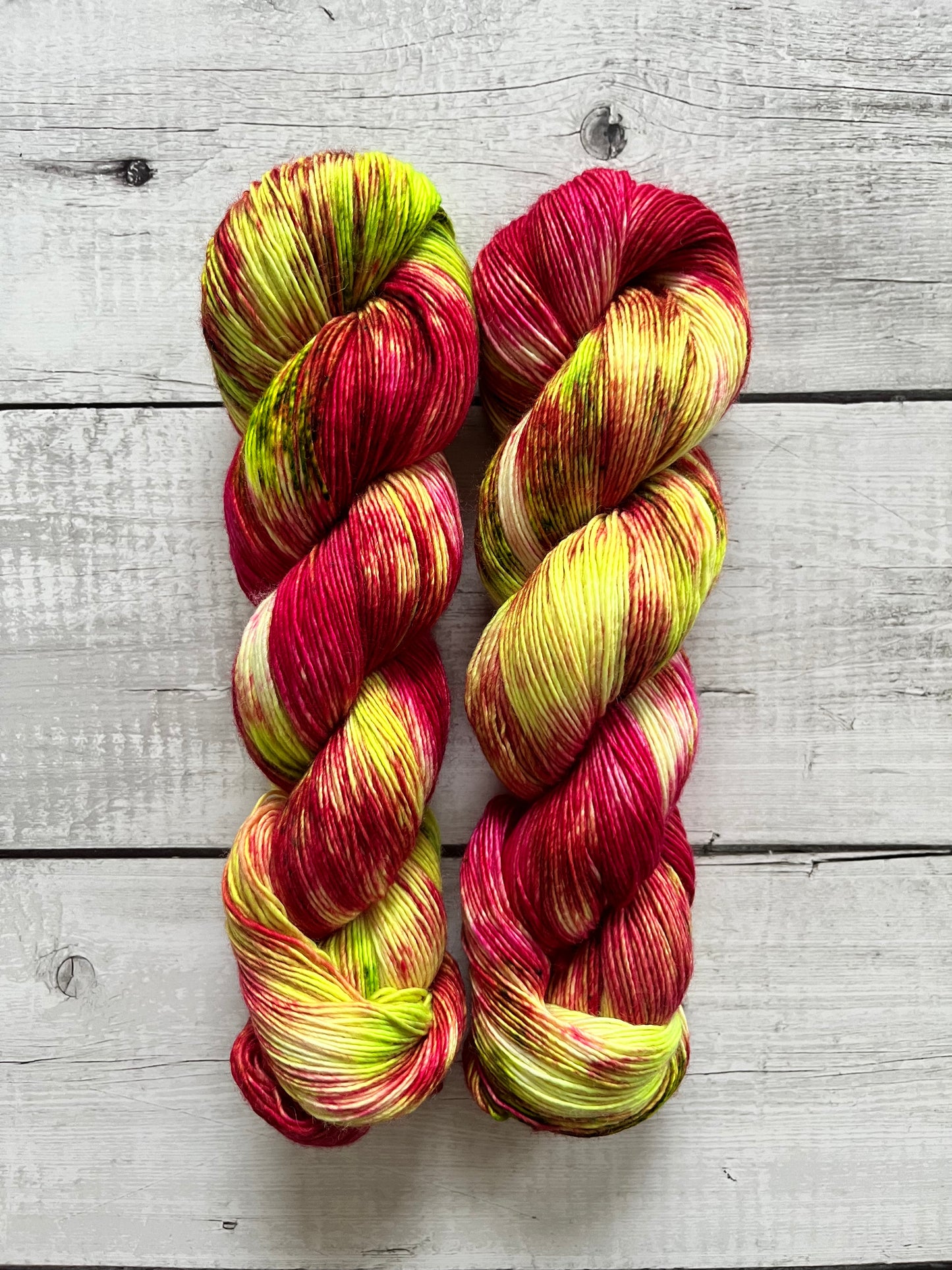 Håndfarvet Single Merino strikkes på pind 3. Meget blødt håndfarvet garn til babystrik og børnestrik. Dette bløde og luftige garn er håndfarvet i smukke nuancer af mørk pink og neon grøn