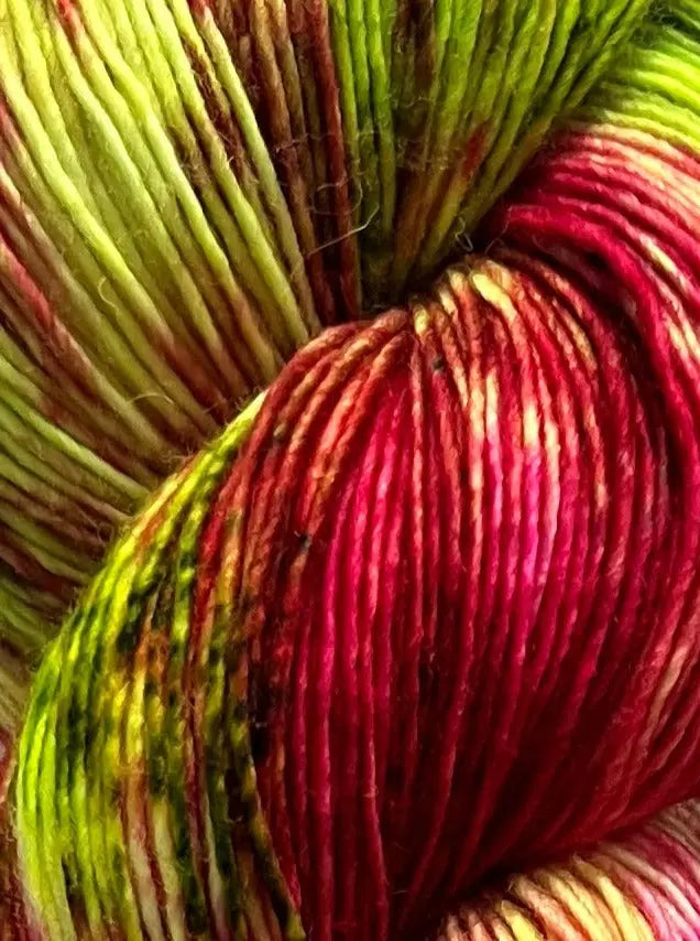 Håndfarvet Single Merino strikkes på pind 3. Meget blødt håndfarvet garn til babystrik og børnestrik. Dette bløde og luftige garn er håndfarvet i smukke nuancer af mørk pink og neon grøn