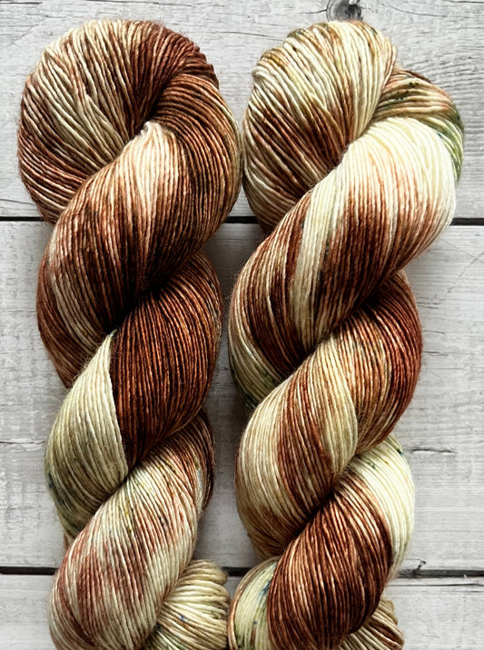 Håndfarvet Single Merino strikkes på pind 3. Meget blødt håndfarvet garn til babystrik og børnestrik. Dette bløde og luftige garn er håndfarvet i smukke nuancer af brun, grøn og blå