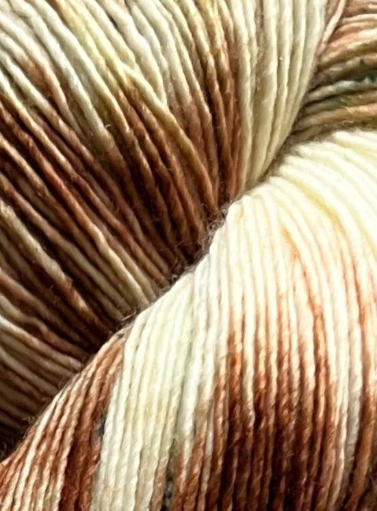 Håndfarvet Single Merino strikkes på pind 3. Meget blødt håndfarvet garn til babystrik og børnestrik. Dette bløde og luftige garn er håndfarvet i smukke nuancer af brun, grøn og blå
