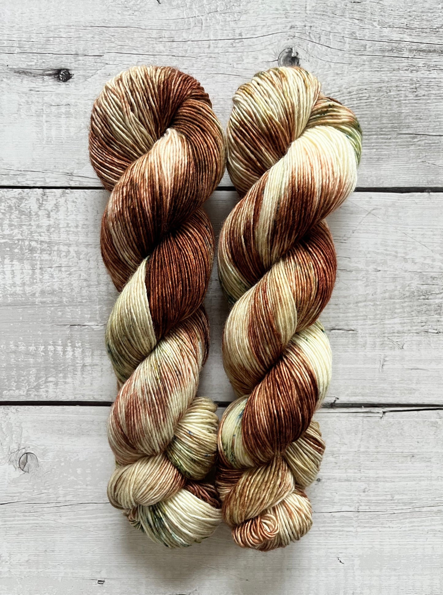 Håndfarvet Single Merino strikkes på pind 3. Meget blødt håndfarvet garn til babystrik og børnestrik. Dette bløde og luftige garn er håndfarvet i smukke nuancer af brun, grøn og blå