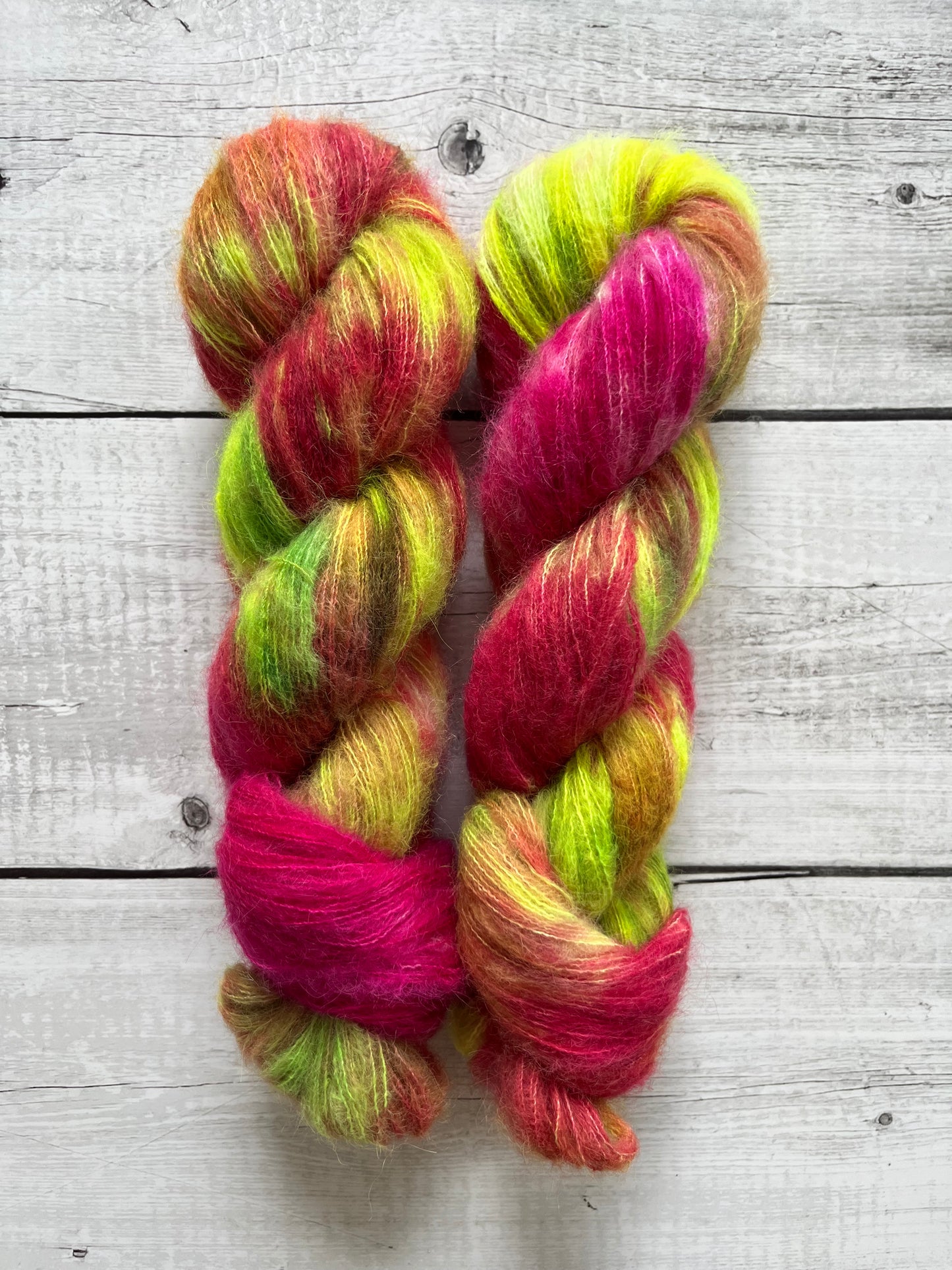 Håndfarvet Suri Alpaca Silk er den blødeste følgetråd, og et godt alternativ til mohair. Håndfarvet garn i alpakka og silke. Garnet er håndfarvet i smukke nuancer af mørk pink og neon grøn