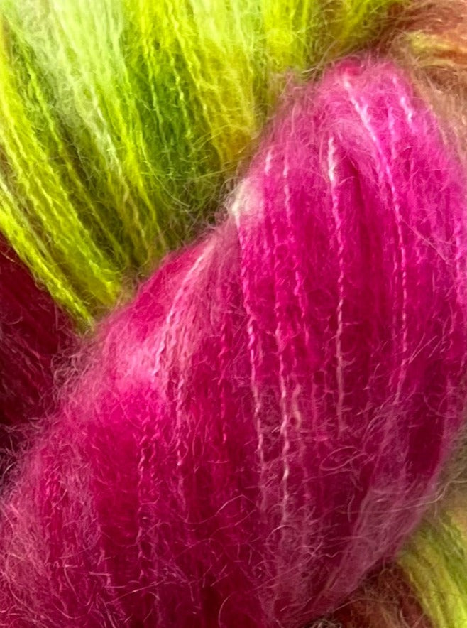 Håndfarvet Suri Alpaca Silk er den blødeste følgetråd, og et godt alternativ til mohair. Håndfarvet garn i alpakka og silke. Garnet er håndfarvet i smukke nuancer af mørk pink og neon grøn