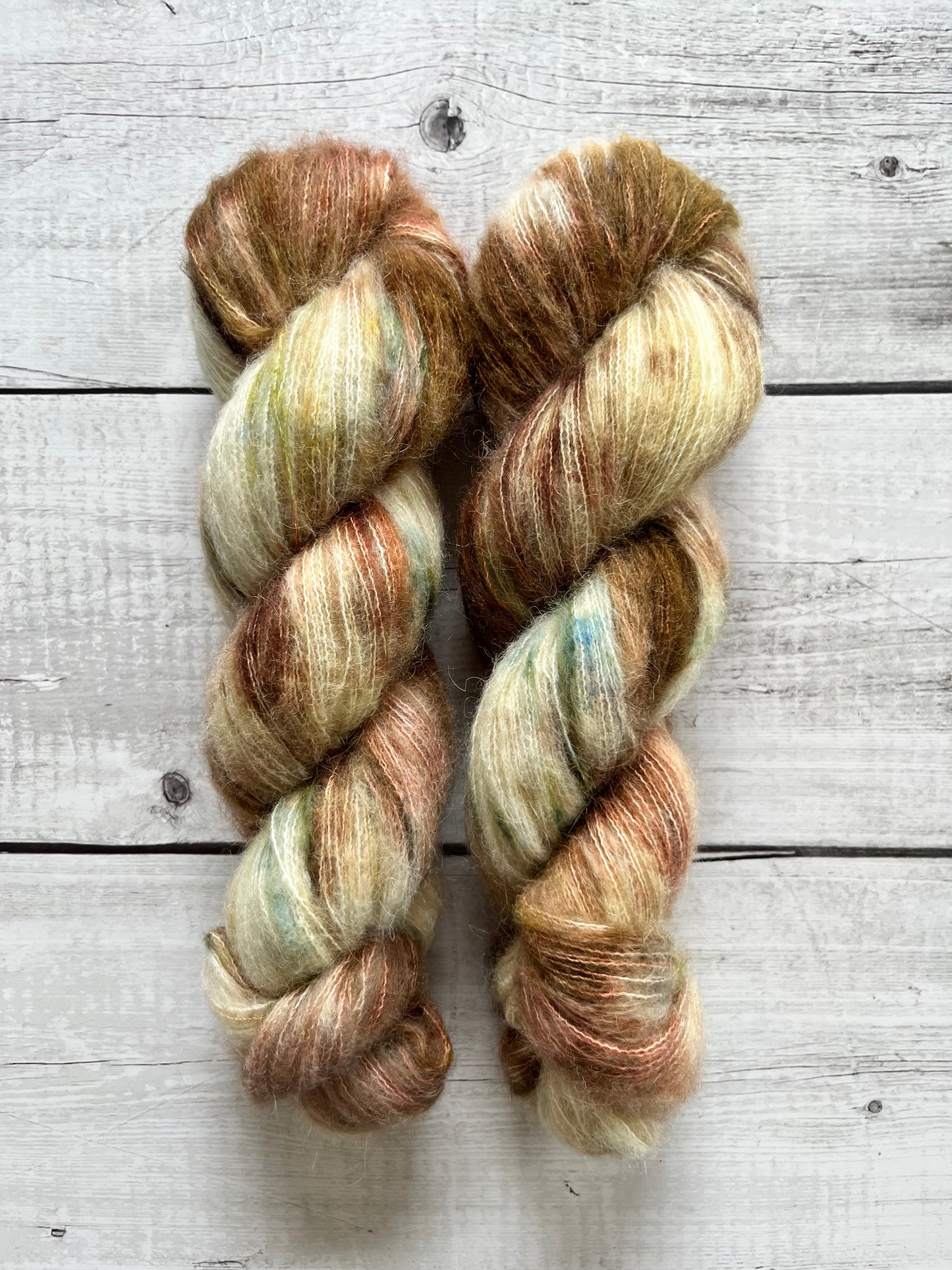 Håndfarvet Suri Alpaca Silk er den blødeste følgetråd, og et godt alternativ til mohair. Håndfarvet garn i alpakka og silke. Garnet er håndfarvet i smukke nuancer af brun, grøn og blå