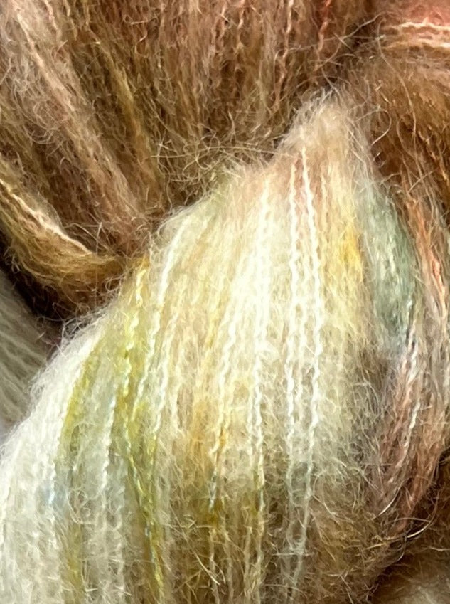Håndfarvet Suri Alpaca Silk er den blødeste følgetråd, og et godt alternativ til mohair. Håndfarvet garn i alpakka og silke. Garnet er håndfarvet i smukke nuancer af brun, grøn og blå