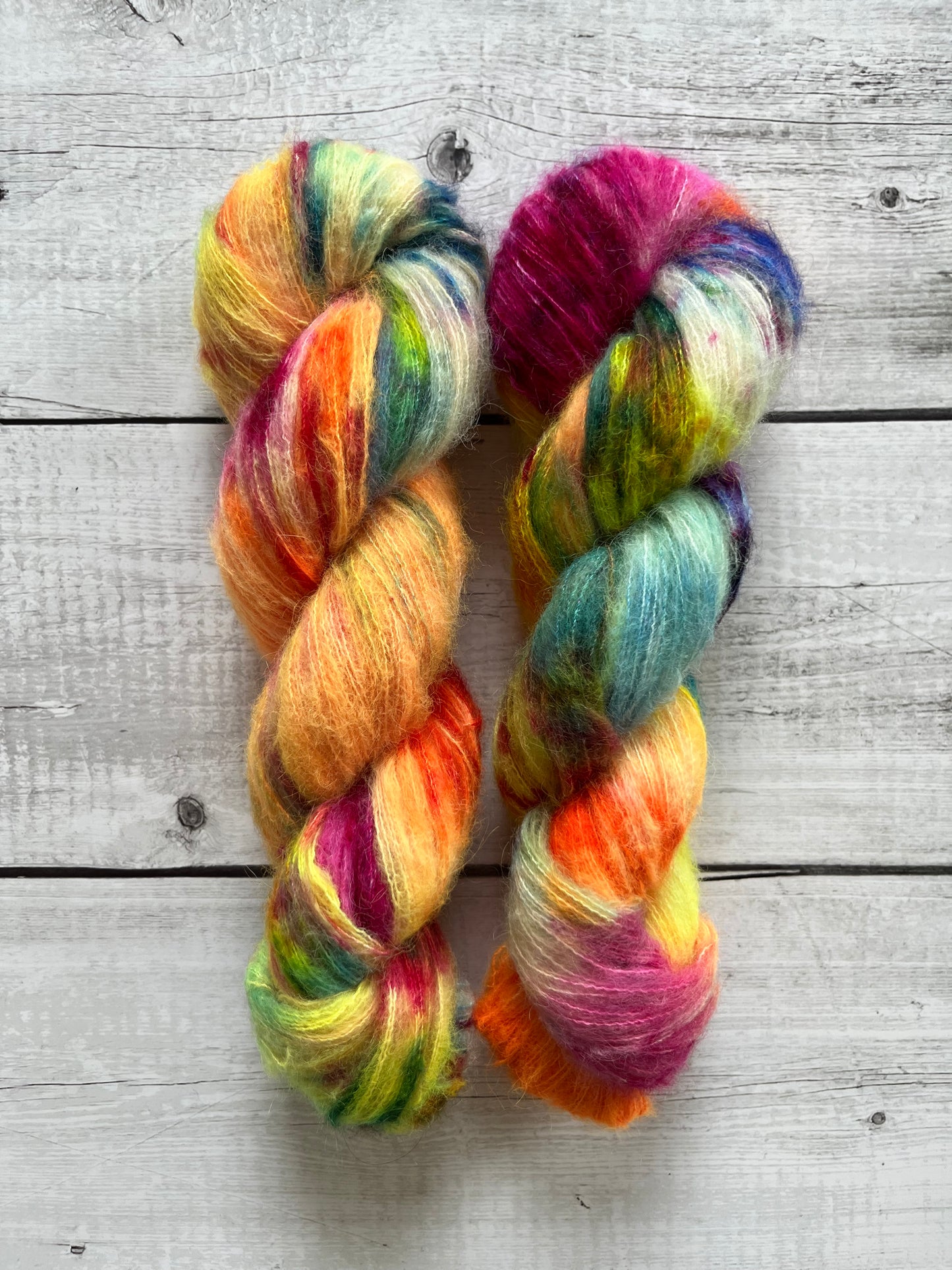 Håndfarvet Suri Alpaca Silk er den blødeste følgetråd, og et godt alternativ til mohair. Håndfarvet garn i alpakka og silke. Garnet er håndfarvet i smukke nuancer af pink, orange, gul, grøn, blå og lilla