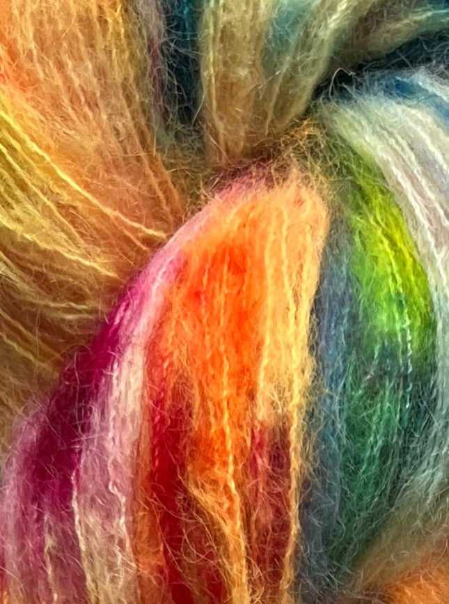 Håndfarvet Suri Alpaca Silk er den blødeste følgetråd, og et godt alternativ til mohair. Håndfarvet garn i alpakka og silke. Garnet er håndfarvet i smukke nuancer af pink, orange, gul, grøn, blå og lilla
