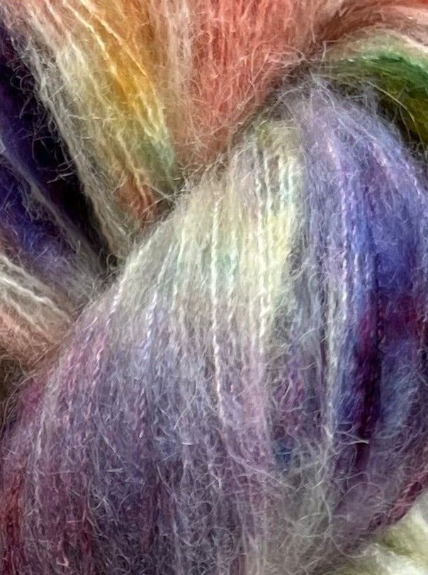 Håndfarvet Suri Alpaca Silk er den blødeste følgetråd, og et godt alternativ til mohair. Håndfarvet garn i alpakka og silke. Garnet er håndfarvet i smukke nuancer af lilla, grøn, coral rosa