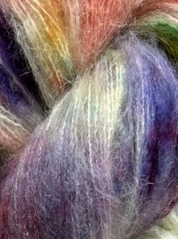 Håndfarvet Suri Alpaca Silk er den blødeste følgetråd, og et godt alternativ til mohair. Håndfarvet garn i alpakka og silke. Garnet er håndfarvet i smukke nuancer af lilla, grøn, coral rosa