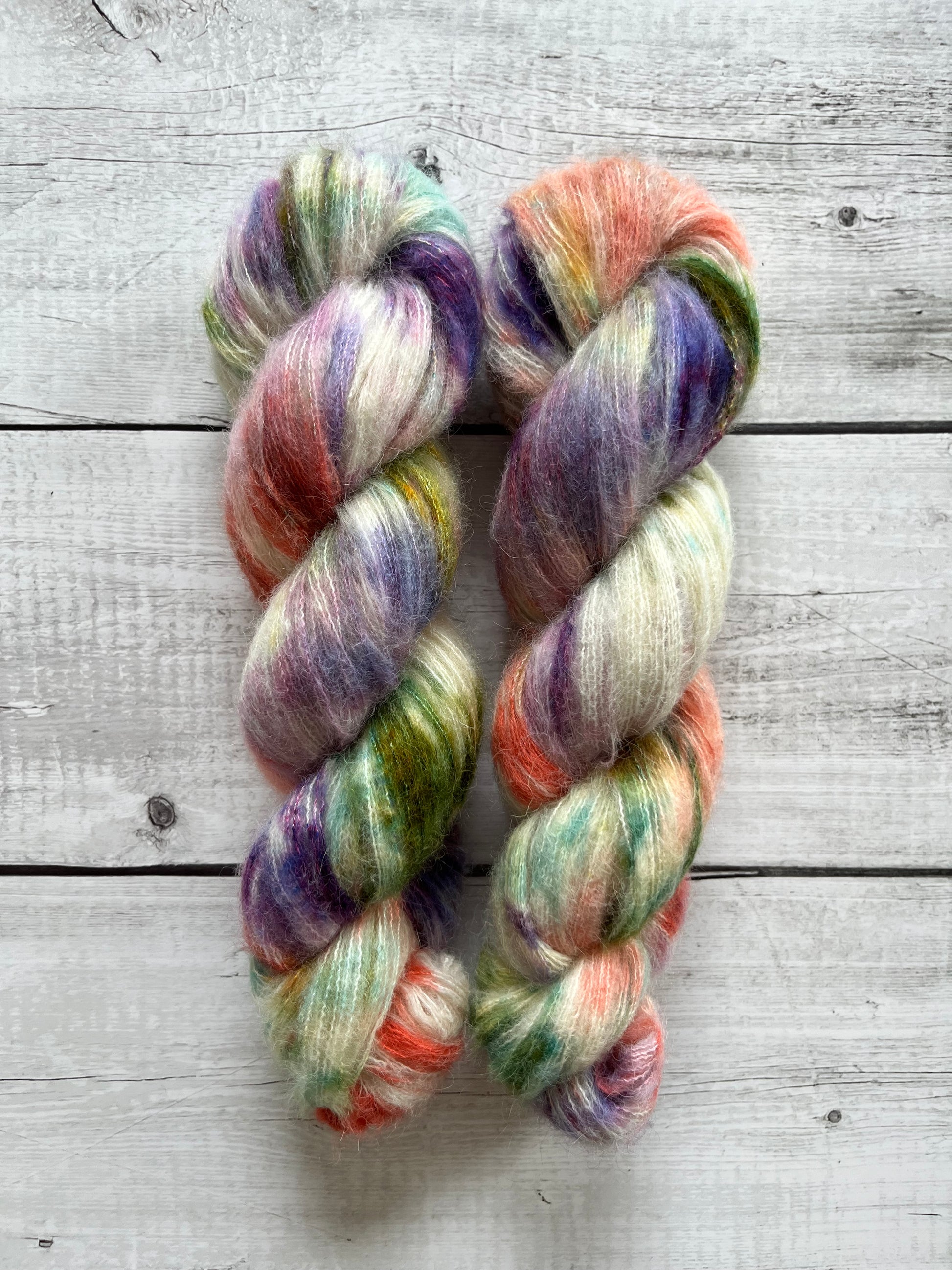 Håndfarvet Suri Alpaca Silk er den blødeste følgetråd, og et godt alternativ til mohair. Håndfarvet garn i alpakka og silke. Garnet er håndfarvet i smukke nuancer af lilla, grøn, coral rosa