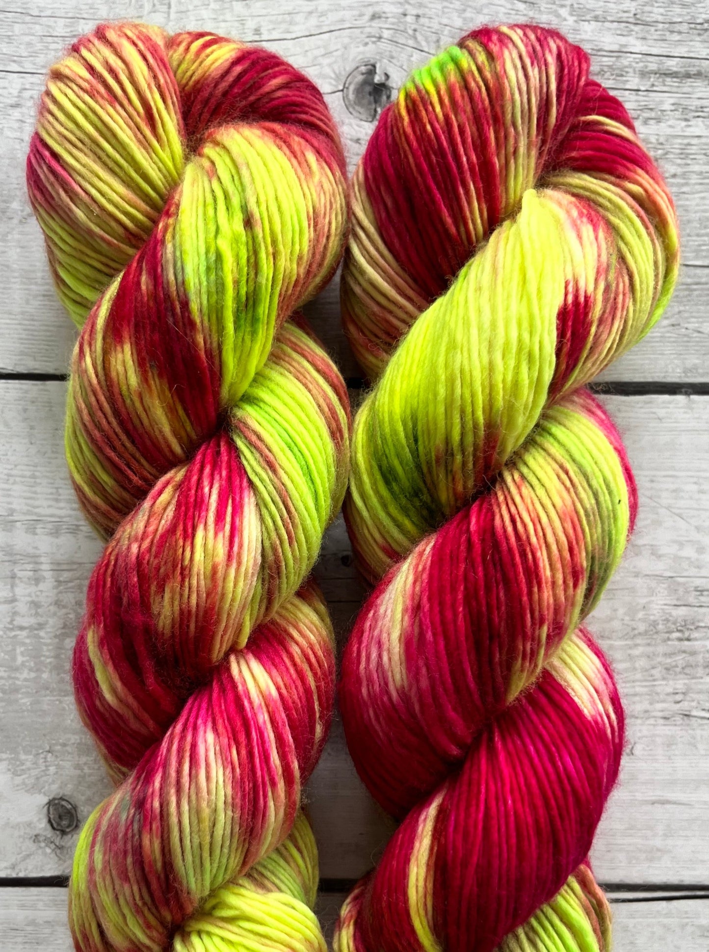 Håndfarvet Single Merino DK strikkes på pind 4. Meget blødt håndfarvet garn til babystrik og børnestrik. Dette bløde og luftige garn er håndfarvet i smukke nuancer af mørk pink og neon grøn