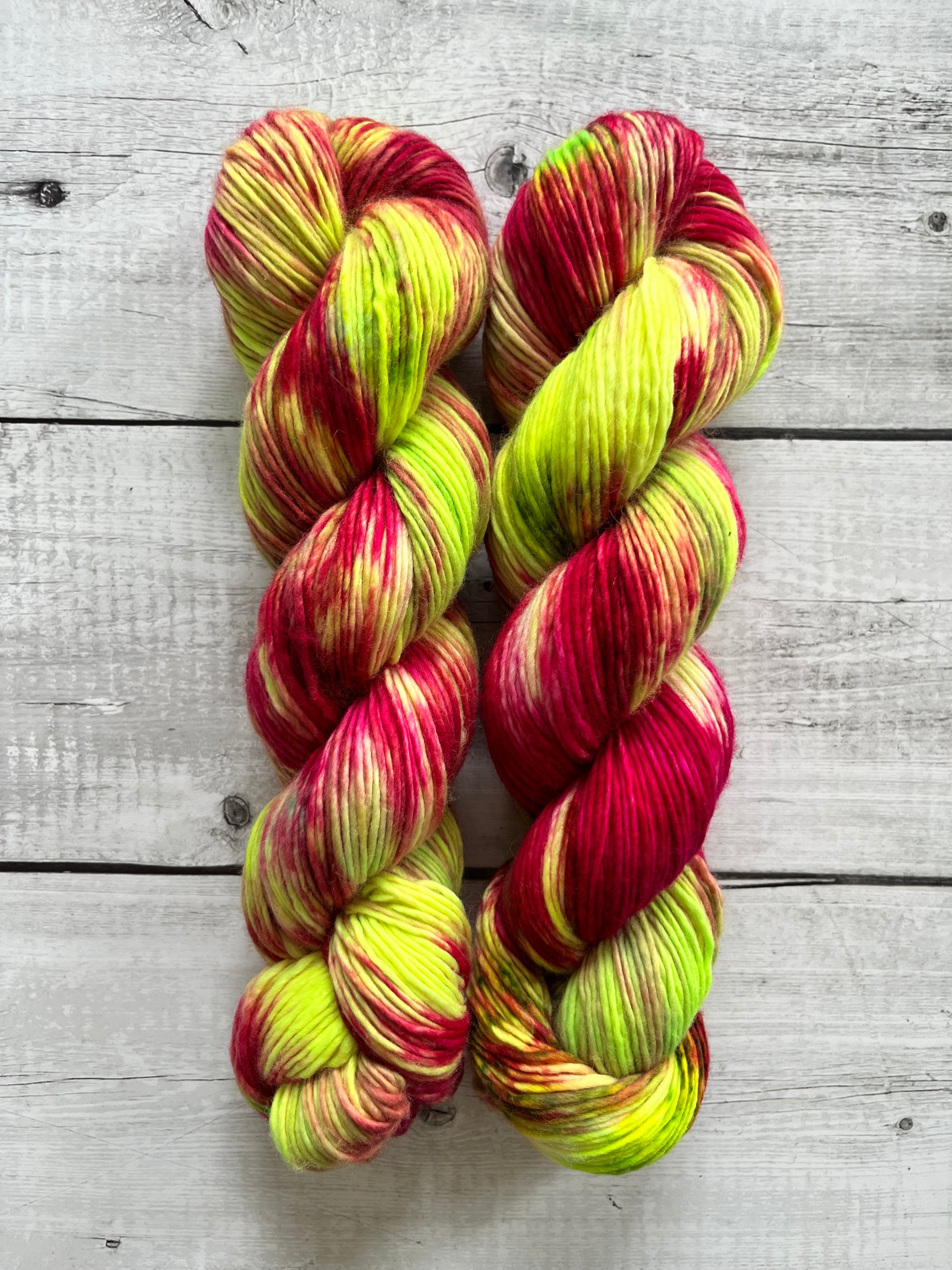 Håndfarvet Single Merino DK strikkes på pind 4. Meget blødt håndfarvet garn til babystrik og børnestrik. Dette bløde og luftige garn er håndfarvet i smukke nuancer af mørk pink og neon grøn